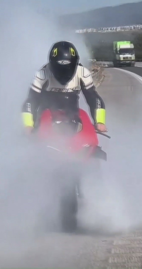 Motosikletiyle akrobatik hareketler yapan sürücüye 53 bin TL ceza