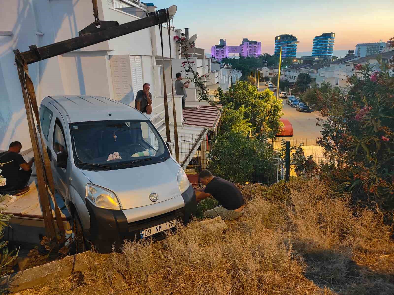Yazlık evin verandasına otomobil düştü