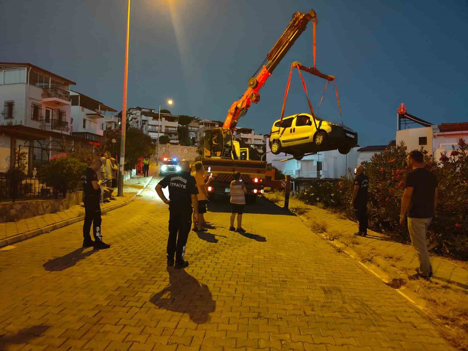 Yazlık evin verandasına otomobil düştü