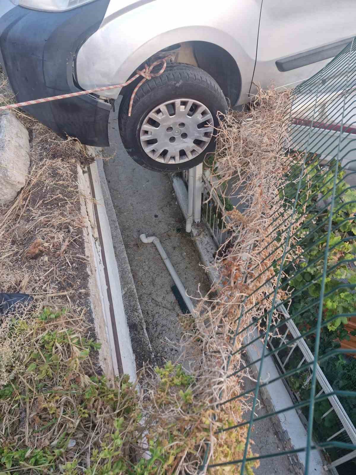 Yazlık evin verandasına otomobil düştü
