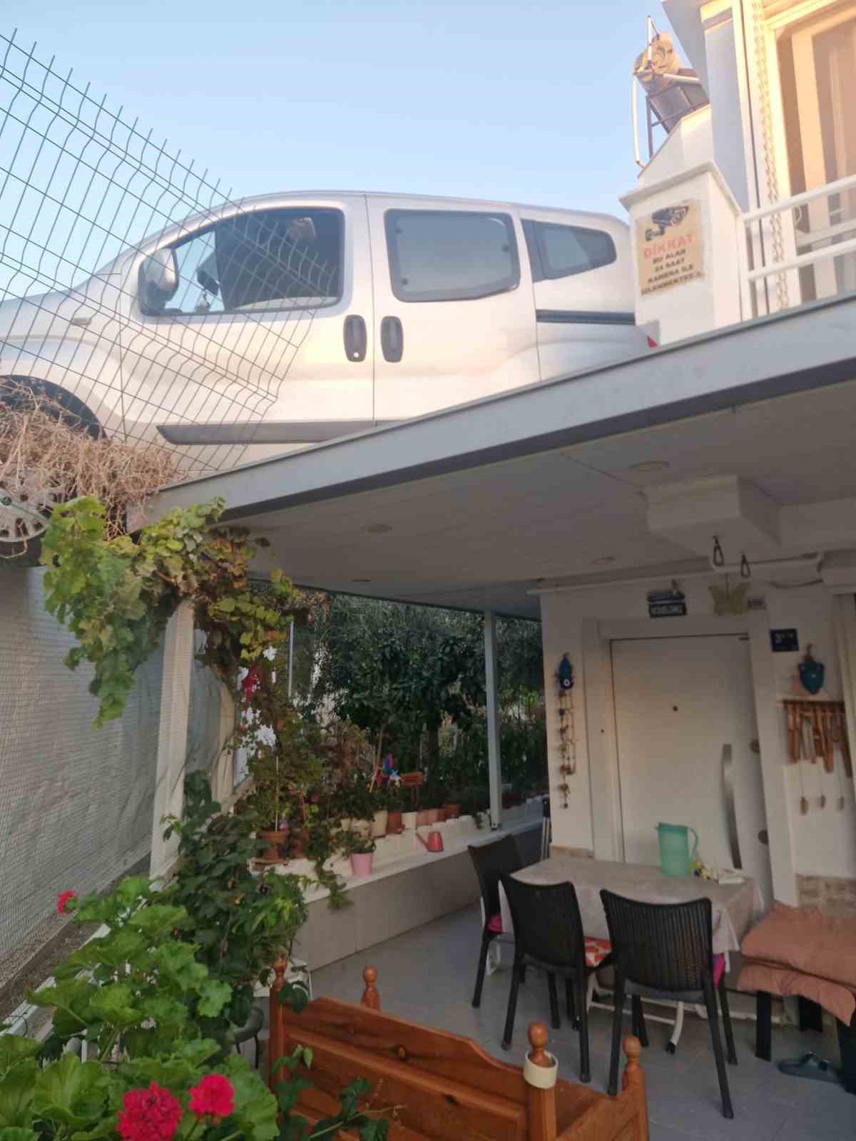Yazlık evin verandasına otomobil düştü