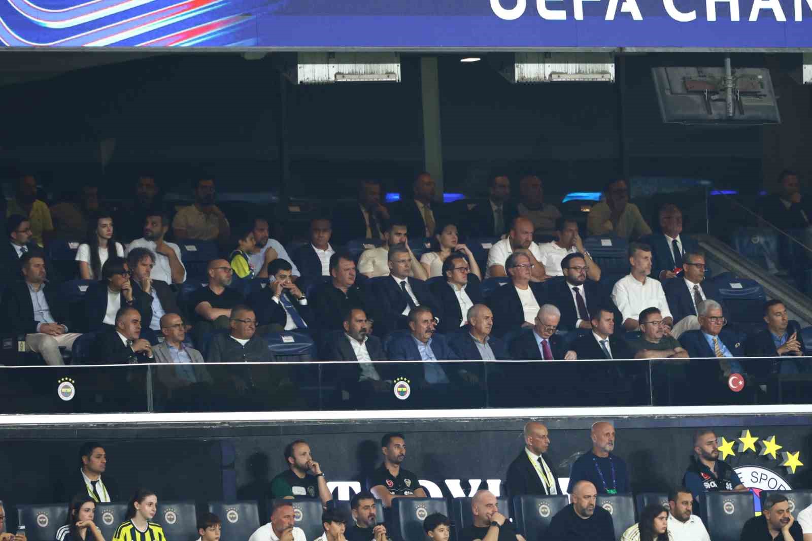 UEFA Şampiyonlar Ligi: Fenerbahçe: 0 - Roma: 1 (İlk yarı)