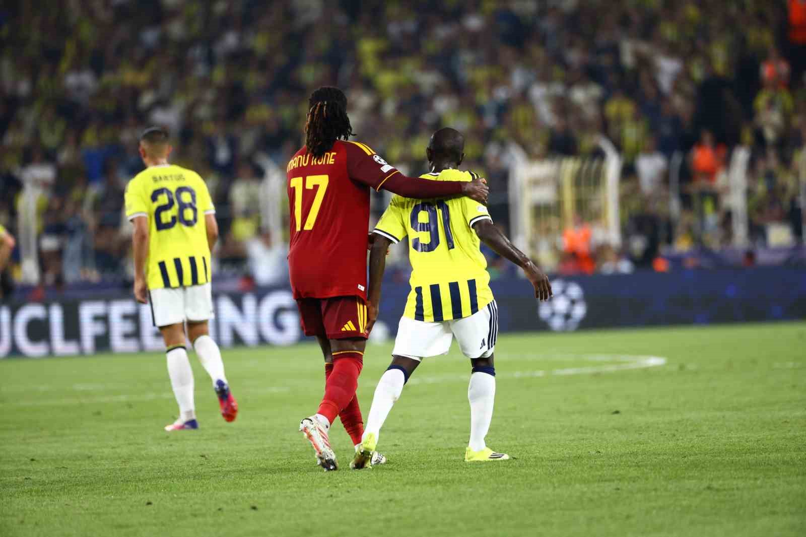 UEFA Şampiyonlar Ligi: Fenerbahçe: 0 - Roma: 1 (İlk yarı)