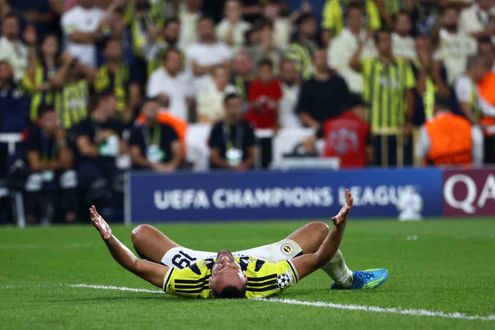 UEFA Şampiyonlar Ligi: Fenerbahçe: 0 - Roma: 1 (İlk yarı)