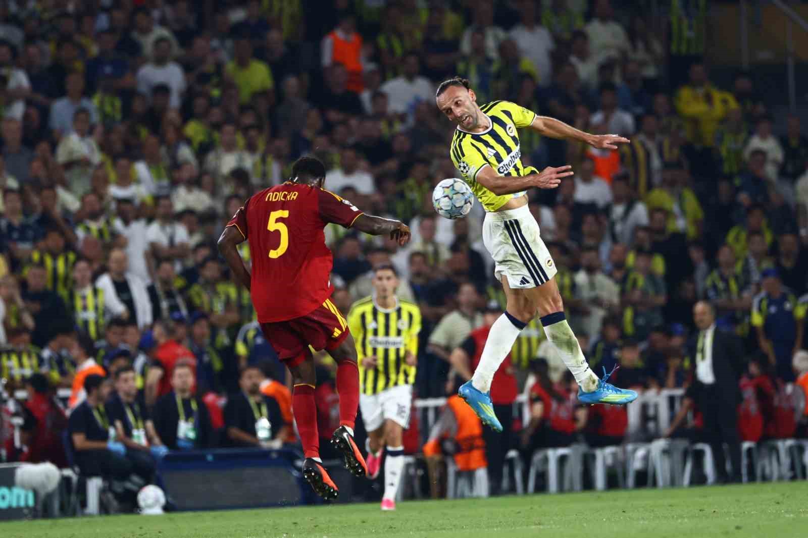 UEFA Şampiyonlar Ligi: Fenerbahçe: 0 - Roma: 1 (İlk yarı)