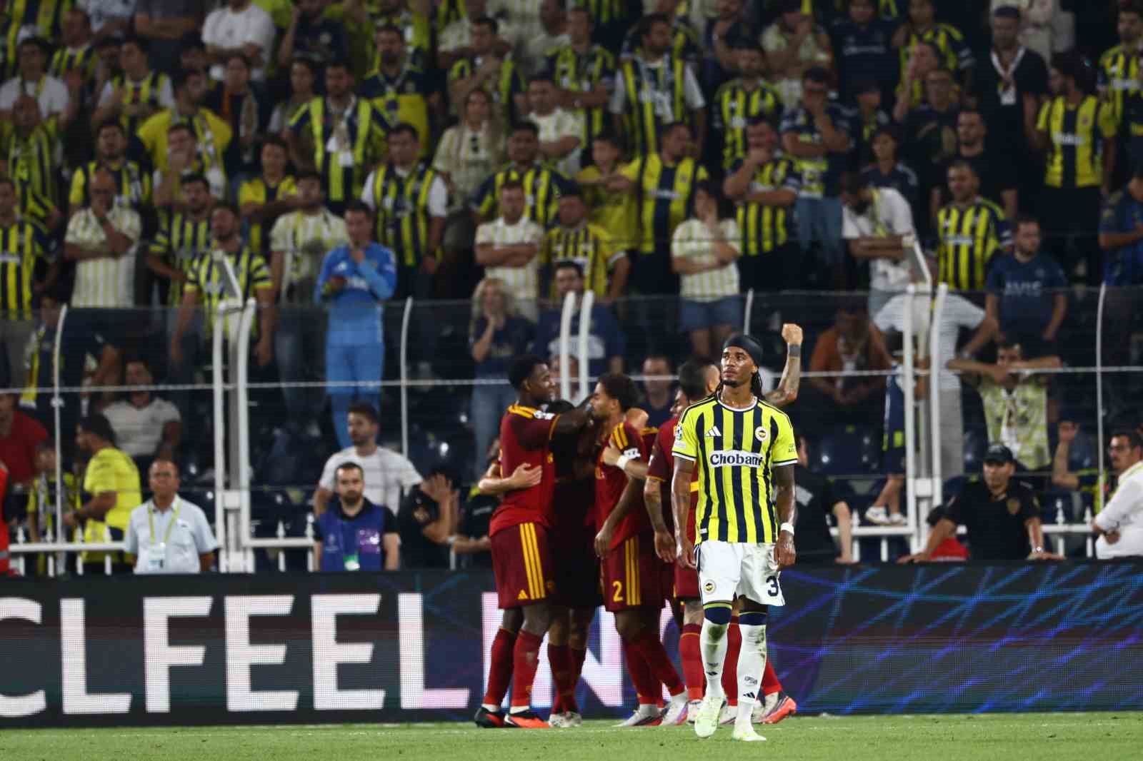 UEFA Şampiyonlar Ligi: Fenerbahçe: 0 - Roma: 1 (İlk yarı)