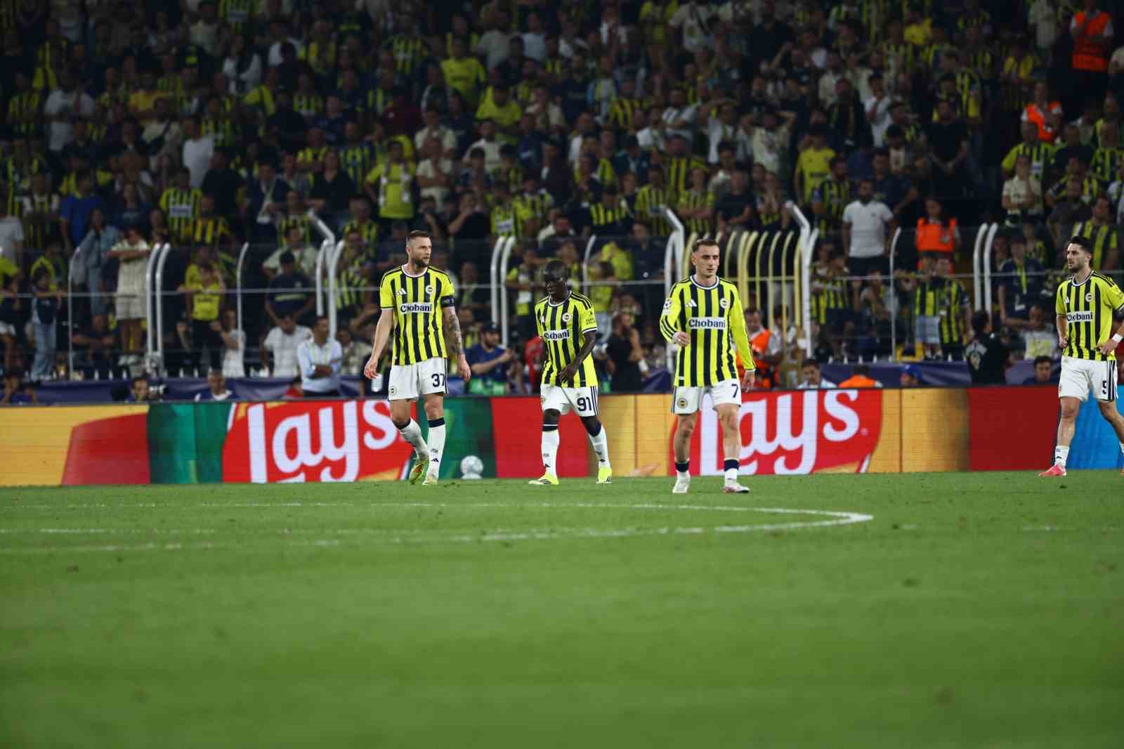 UEFA Şampiyonlar Ligi: Fenerbahçe: 0 - Roma: 1 (İlk yarı)