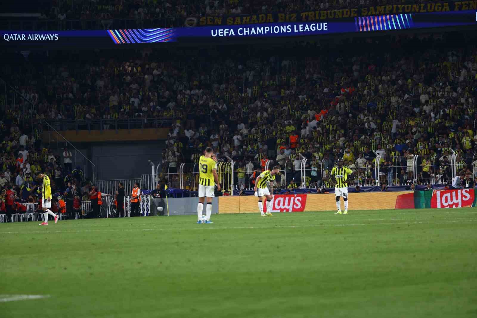 UEFA Şampiyonlar Ligi: Fenerbahçe: 0 - Roma: 1 (İlk yarı)