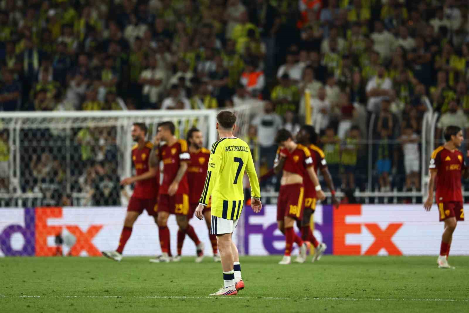 UEFA Şampiyonlar Ligi: Fenerbahçe: 0 - Roma: 1 (İlk yarı)