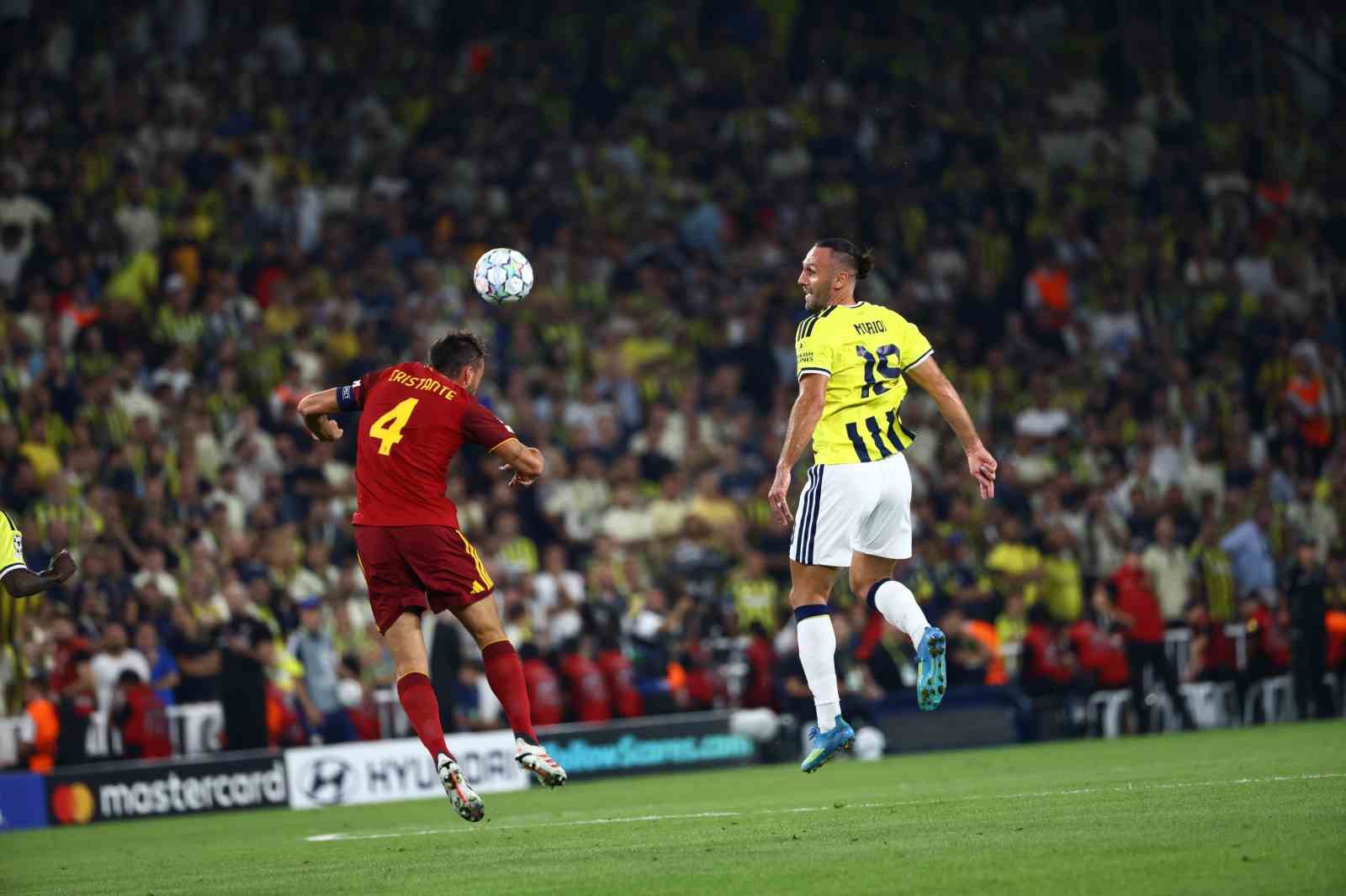 UEFA Şampiyonlar Ligi: Fenerbahçe: 0 - Roma: 0 (Maç devam ediyor)