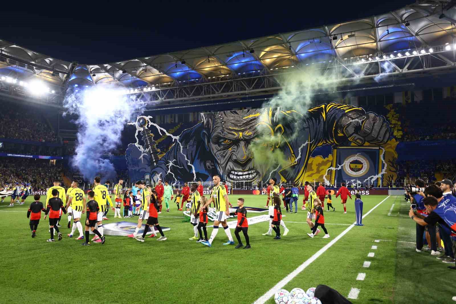 Fenerbahçe taraftarından Şampiyonlar Ligi ilk maçına özel koreografi