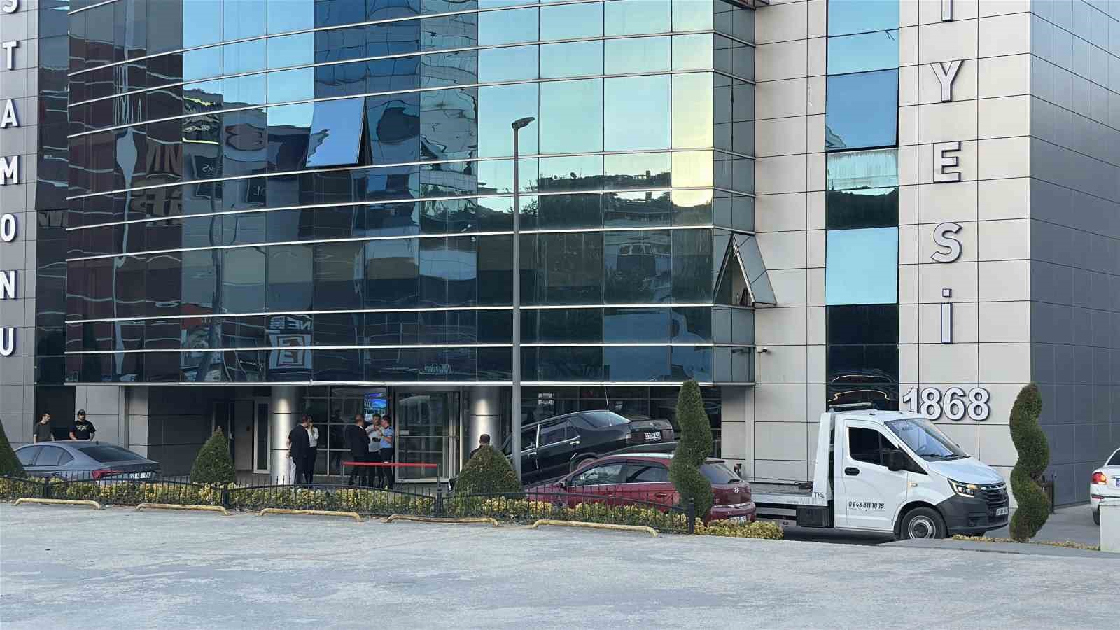 İşten çıkarıldığı gerekçesiyle silah ve bıçakla Kastamonu Belediyesini bastı