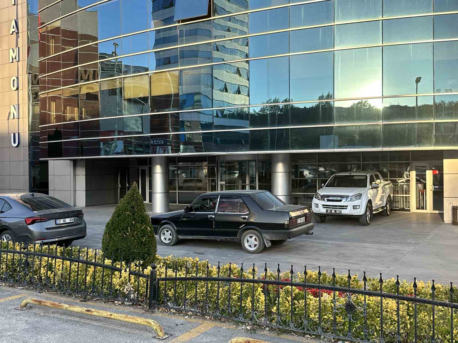 İşten çıkarıldığı gerekçesiyle silah ve bıçakla Kastamonu Belediyesini bastı