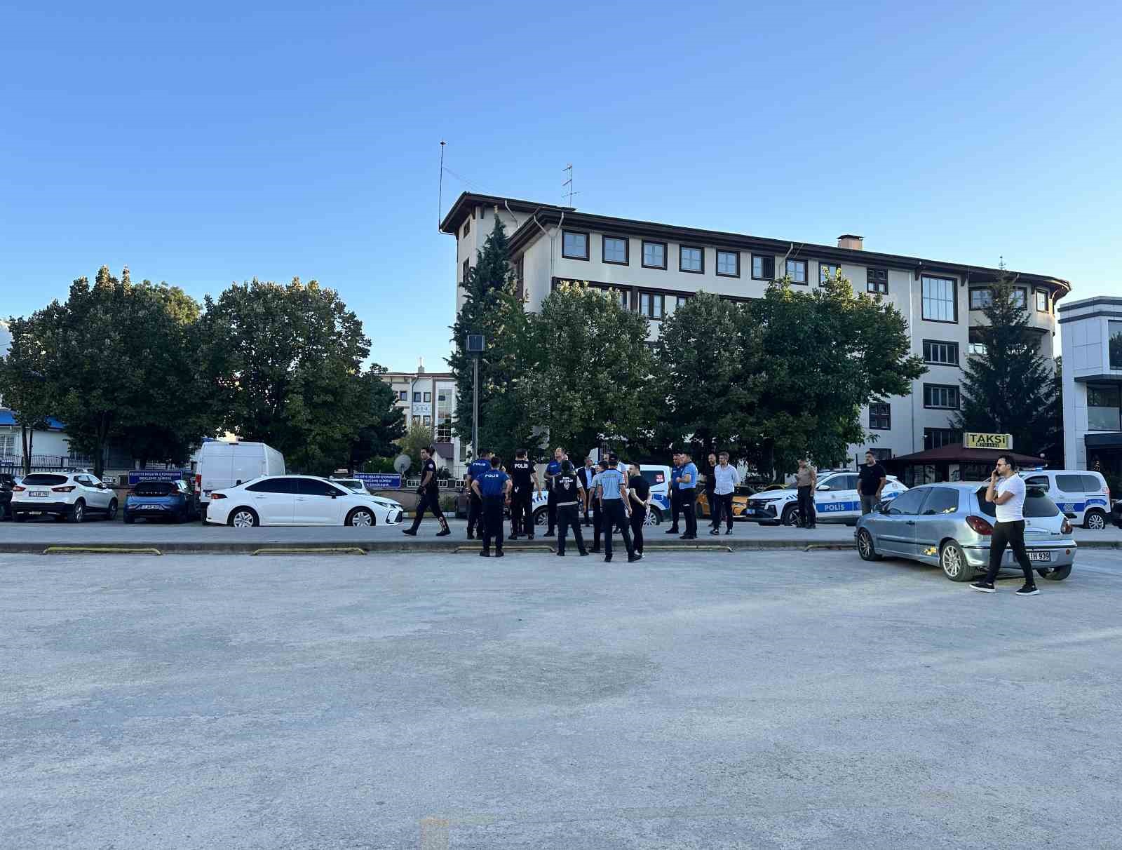 İşten çıkarıldığı gerekçesiyle silah ve bıçakla Kastamonu Belediyesini bastı