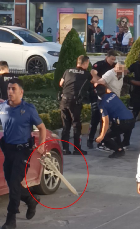 İşten çıkarıldığı gerekçesiyle silah ve bıçakla Kastamonu Belediyesini bastı
