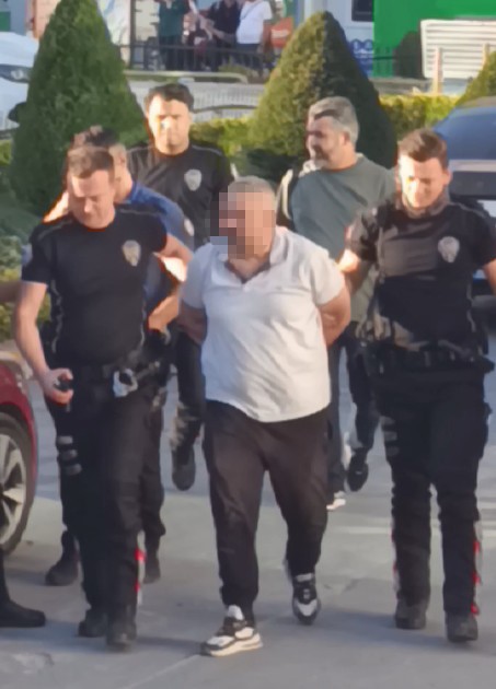 İşten çıkarıldığı gerekçesiyle silah ve bıçakla Kastamonu Belediyesini bastı