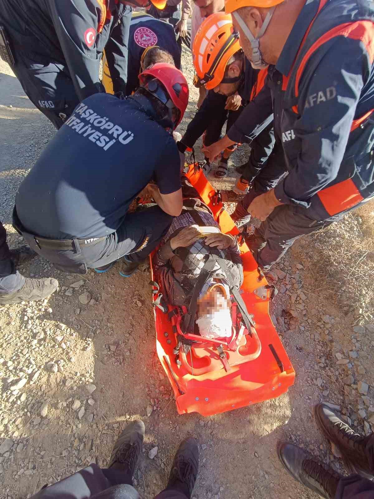 Kuşburnu toplarken uçuruma yuvarlanan vatandaşı ekipler kurtardı
