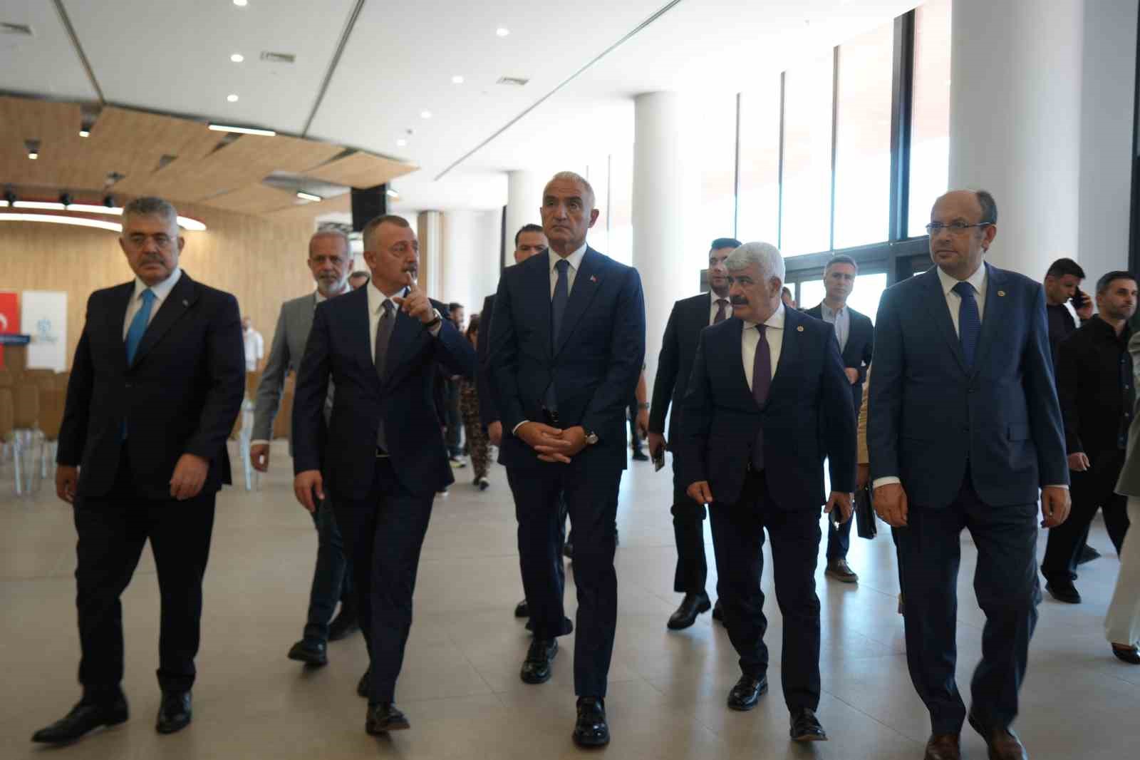Bakan Ersoy Kocaeli’de projeleri inceledi