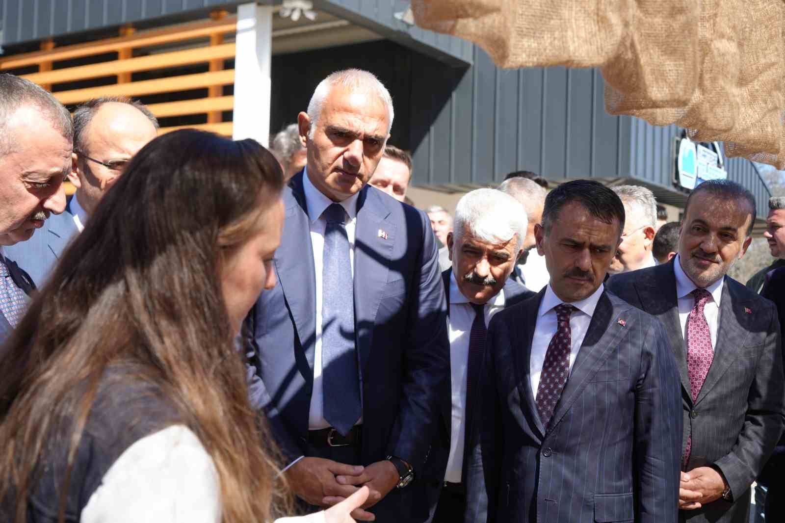Bakan Ersoy Kocaeli’de projeleri inceledi