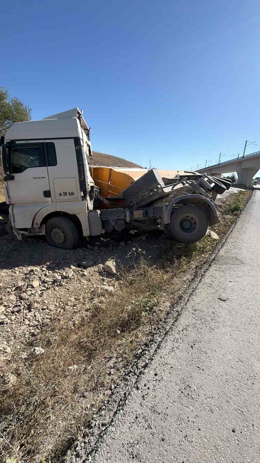 Ankara’da kontrolden çıkan tır devrildi