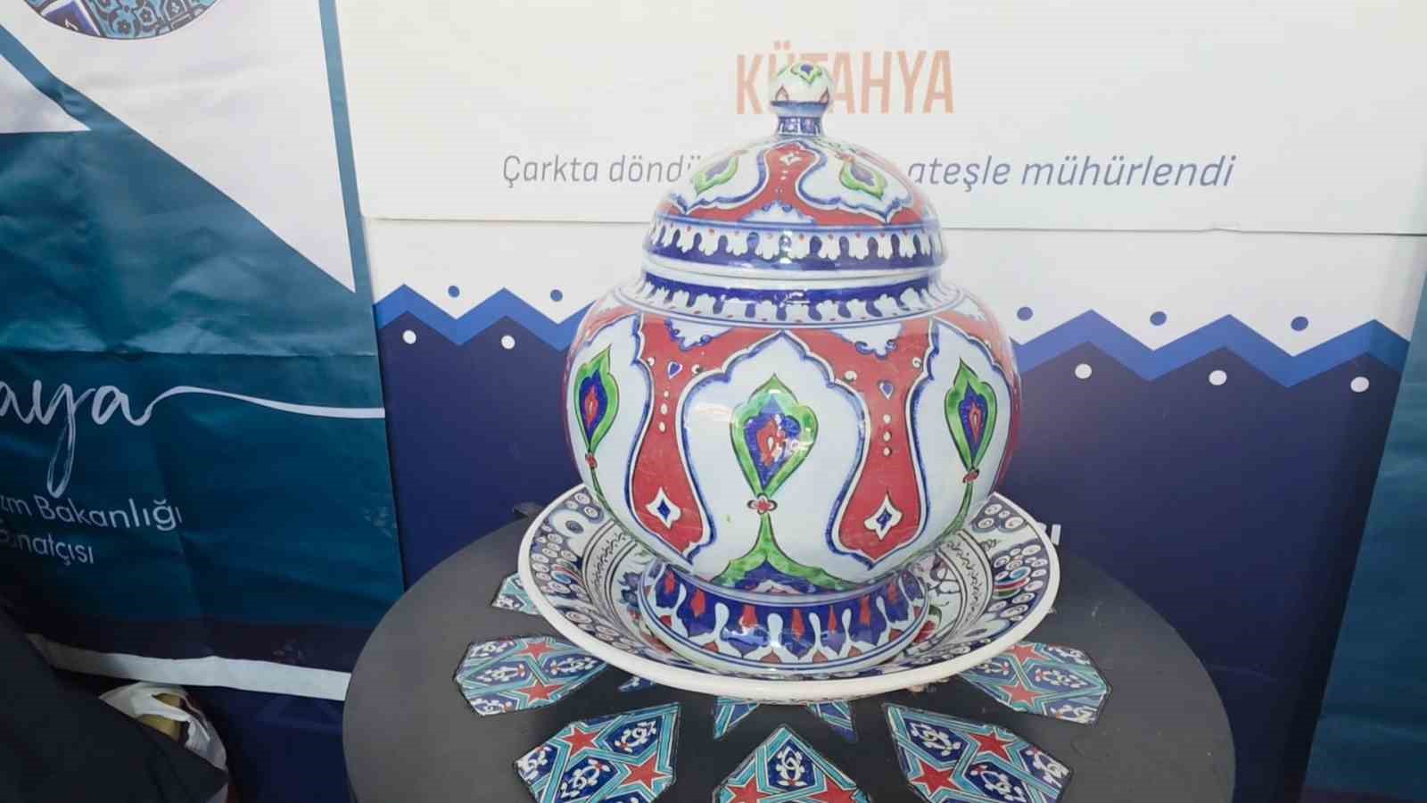 Kütahya çiniciliği yüzyıllardır süren geleneğiyle geleceğe taşınıyor