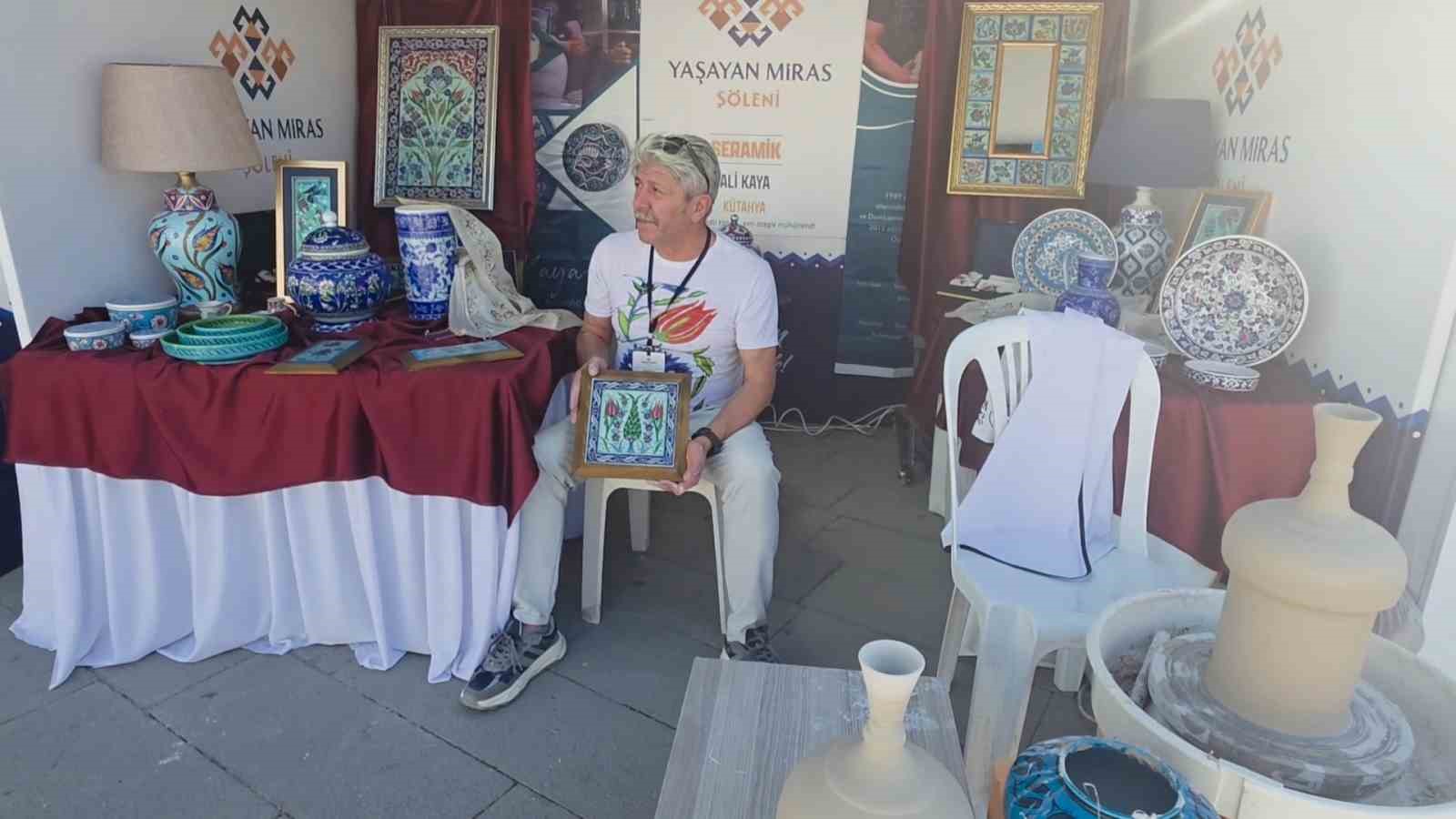 Kütahya çiniciliği yüzyıllardır süren geleneğiyle geleceğe taşınıyor