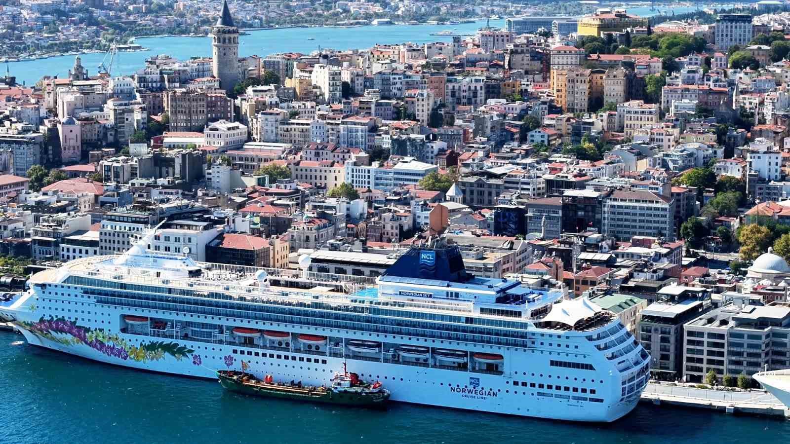 İstanbul siluetine eşlik eden 3 kruvaziyer havadan görüntülendi