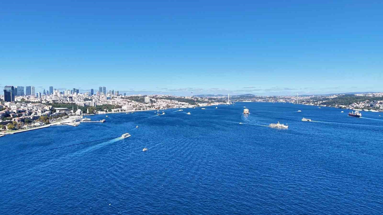 İstanbul siluetine eşlik eden 3 kruvaziyer havadan görüntülendi