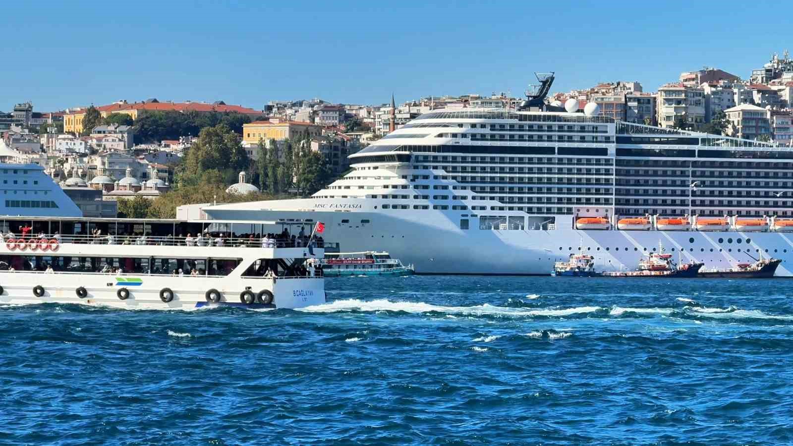 İstanbul siluetine eşlik eden 3 kruvaziyer havadan görüntülendi