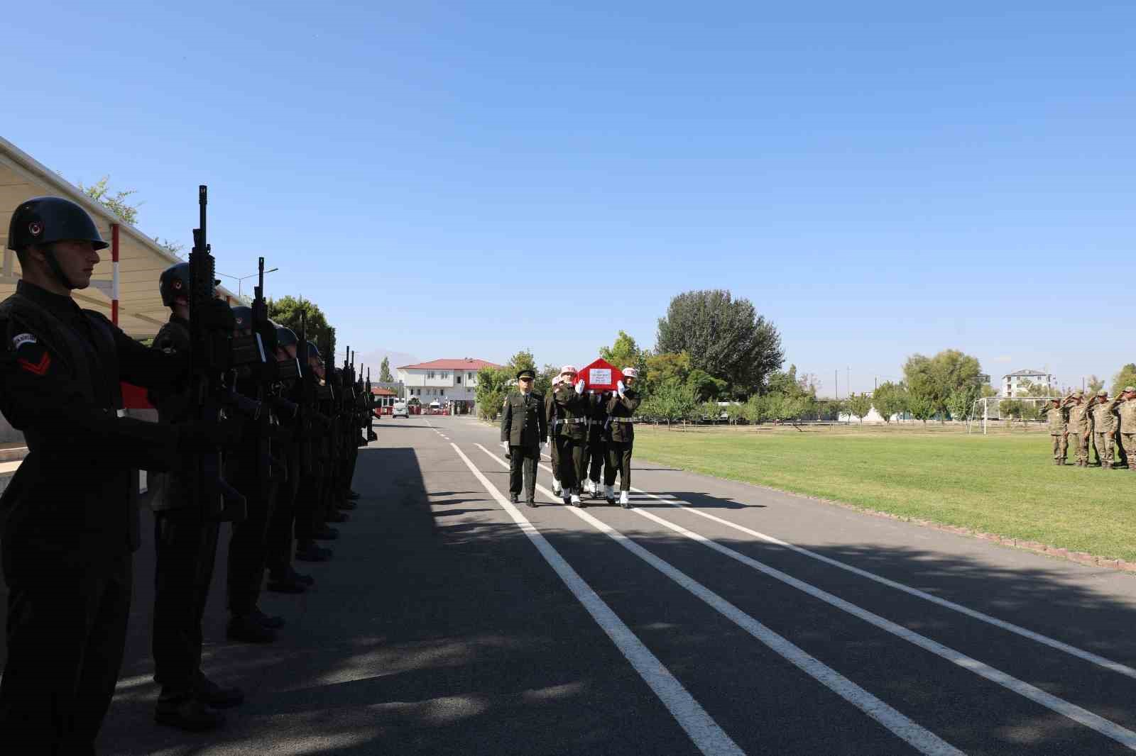 Iğdır’da askeri araç kazasında şehit olan asker için tören düzenlendi