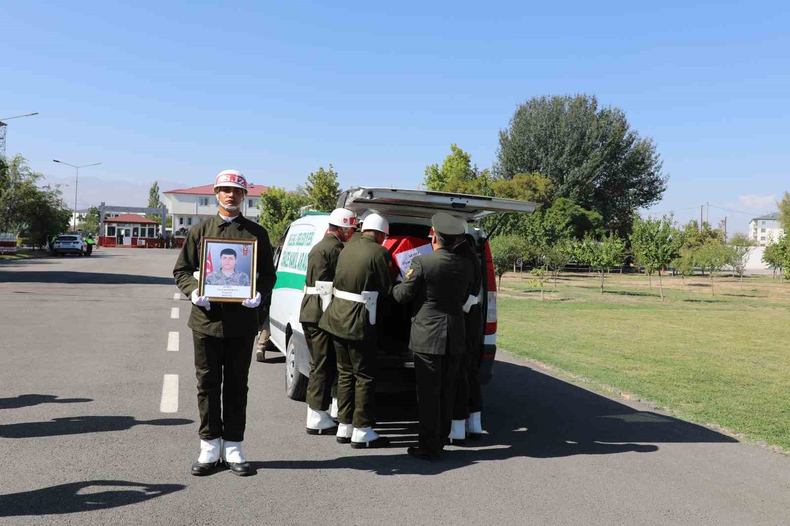 Iğdır’da askeri araç kazasında şehit olan asker için tören düzenlendi