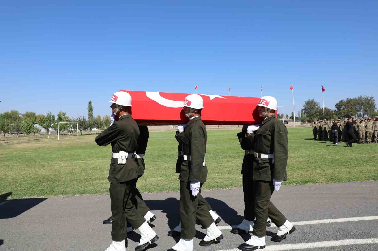 Iğdır’da askeri araç kazasında şehit olan asker için tören düzenlendi