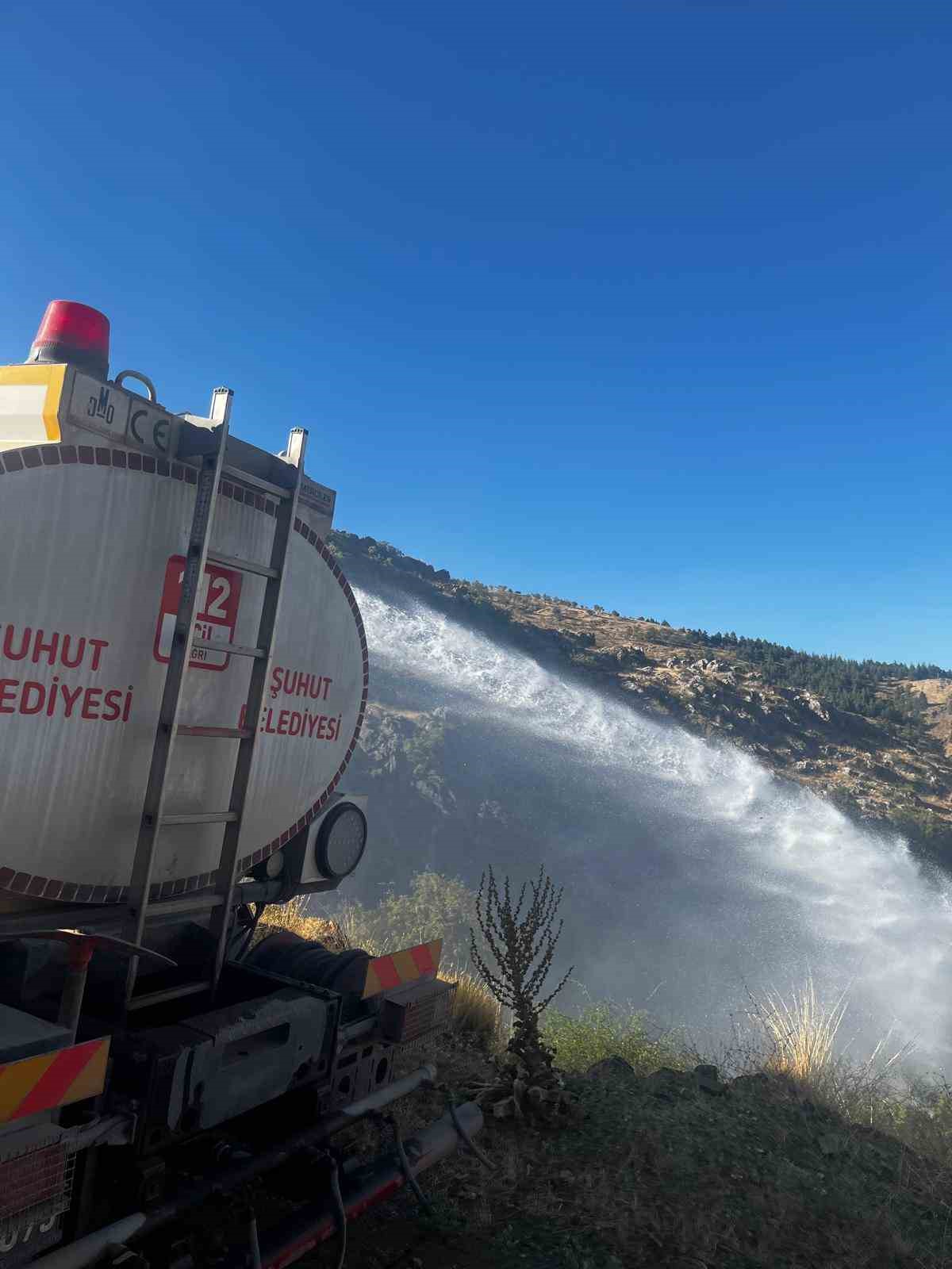 Şuhut’ta bir günde 5 ayrı noktada arazi yangını