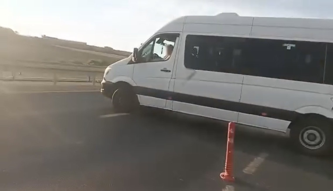 Tekirdağ’da minibüsçünün yasak yerden dönüşü duyarlı sürücüyü çileden çıkardı
