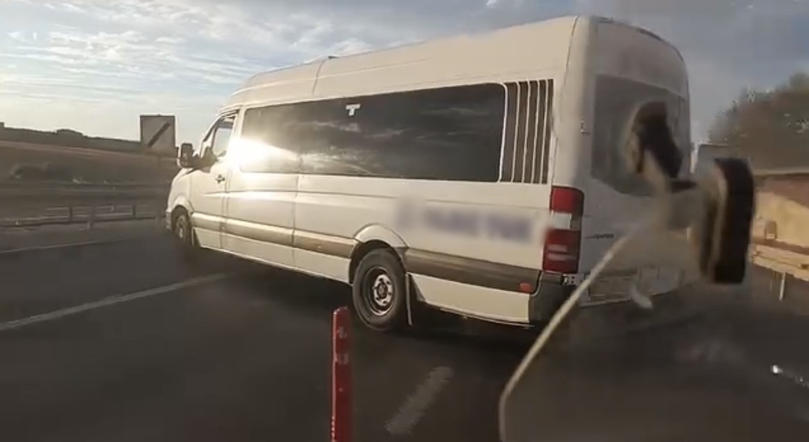 Tekirdağ’da minibüsçünün yasak yerden dönüşü duyarlı sürücüyü çileden çıkardı