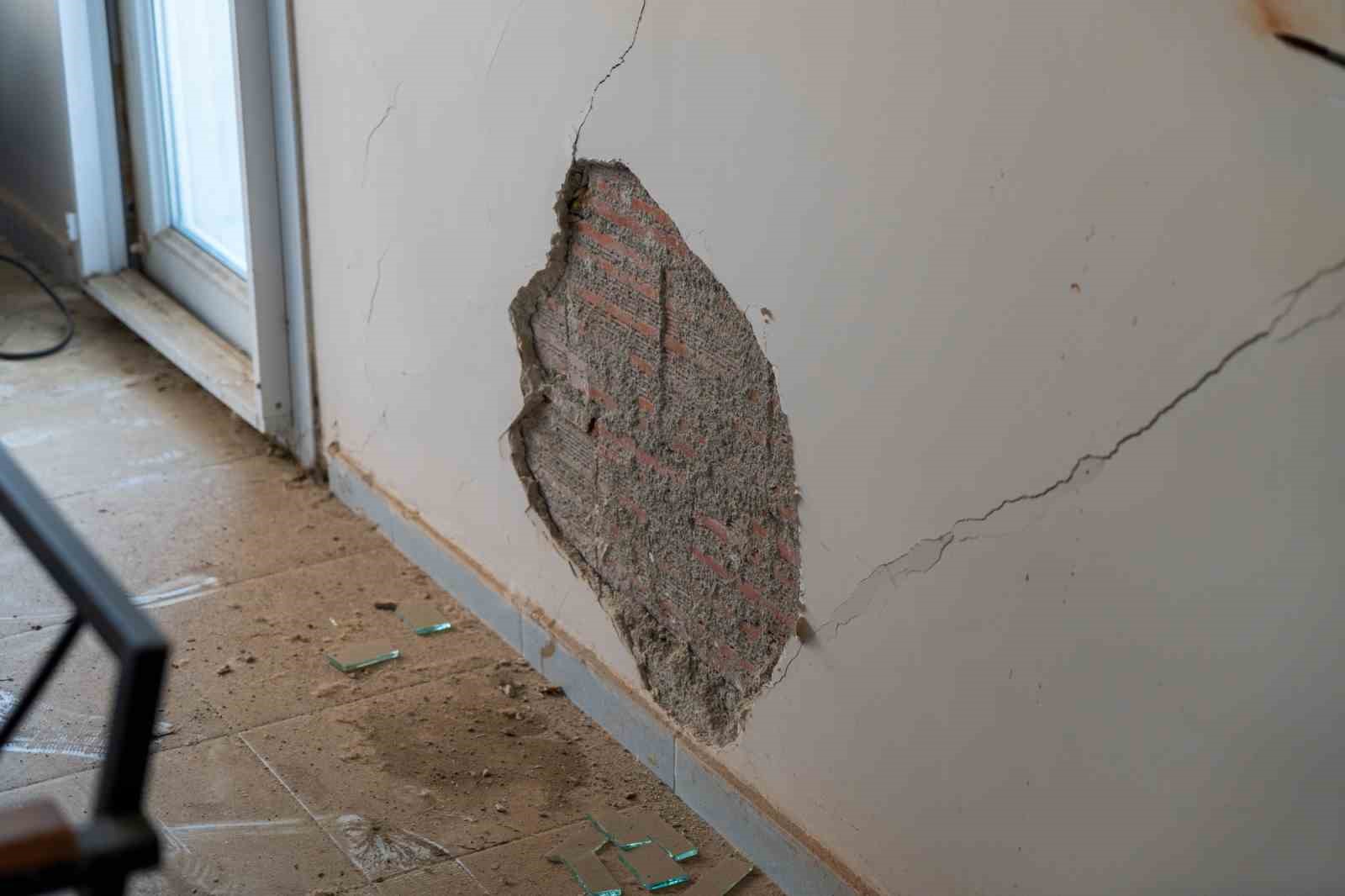 Manisa’da korkutan apartman
