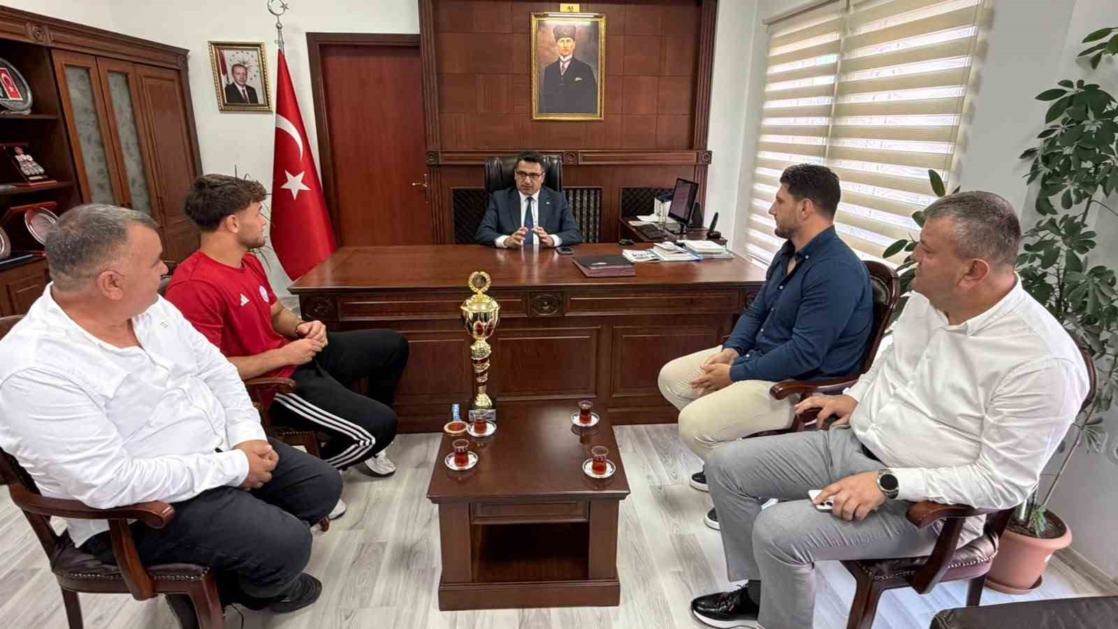 Başarılı güreşçiler Kaymakam Köksal’ı ziyaret etti