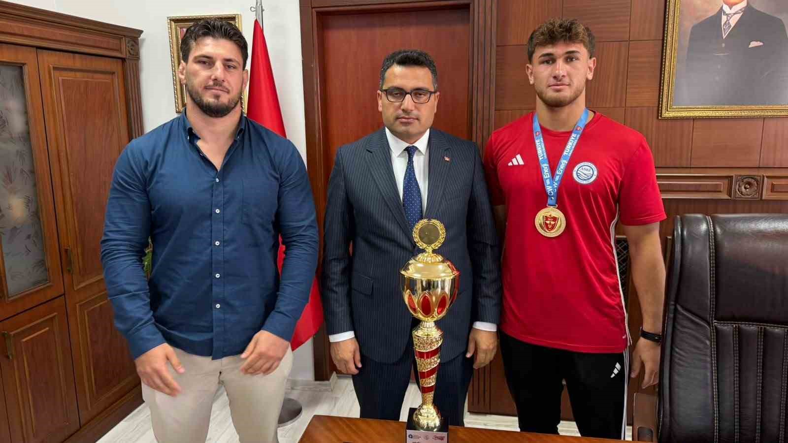 Başarılı güreşçiler Kaymakam Köksal’ı ziyaret etti