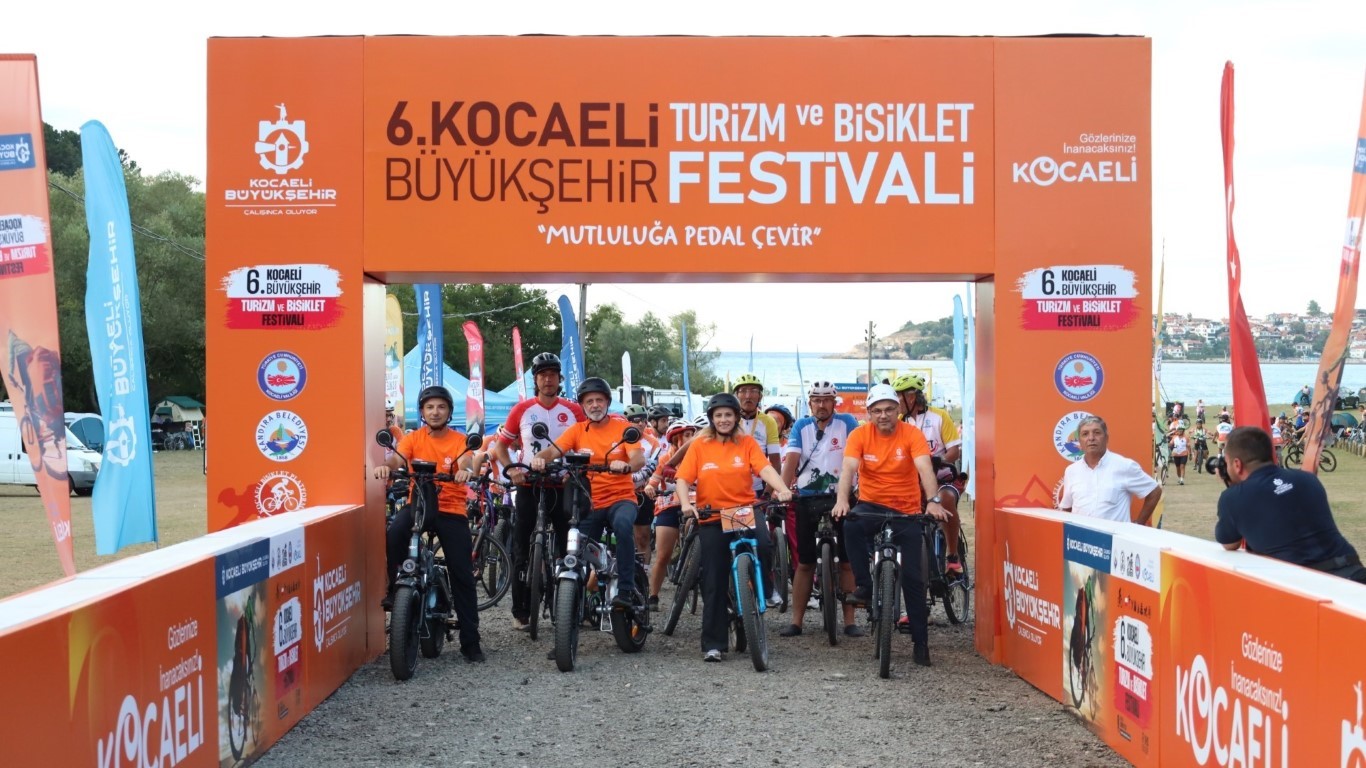 İngiltere ve Fransa’dan geldiler: 324 bisikletçi Kandıra’nın mavi ve yeşilini keşfe çıktı