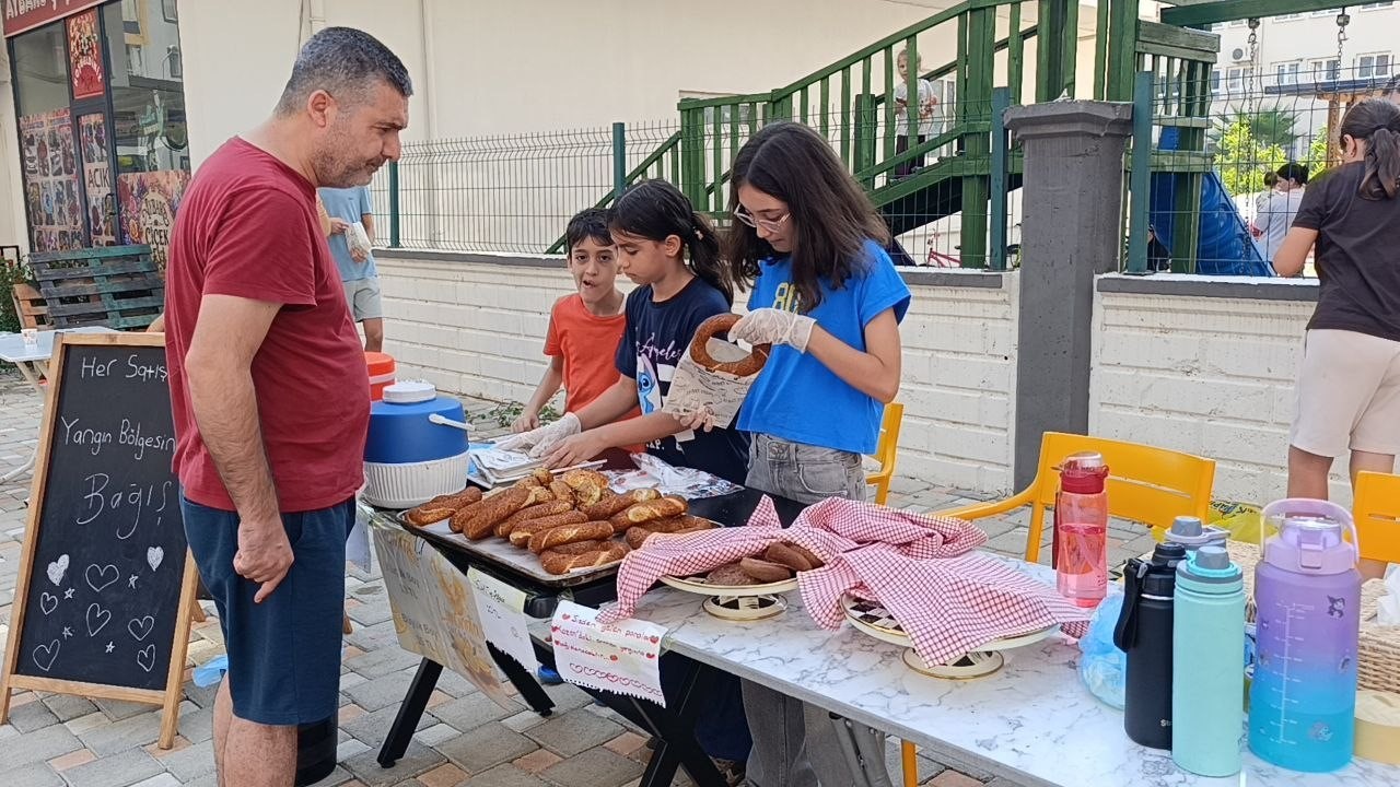 Adana’da çocuklar orman yangınından etkilenen vatandaşlar için tezgah açtı