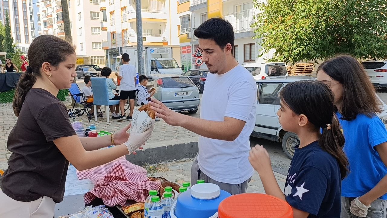 Adana’da çocuklar orman yangınından etkilenen vatandaşlar için tezgah açtı