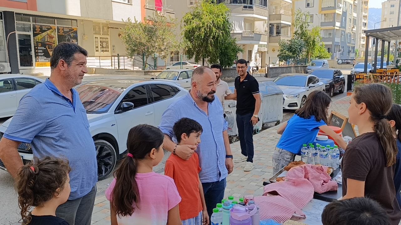 Adana’da çocuklar orman yangınından etkilenen vatandaşlar için tezgah açtı