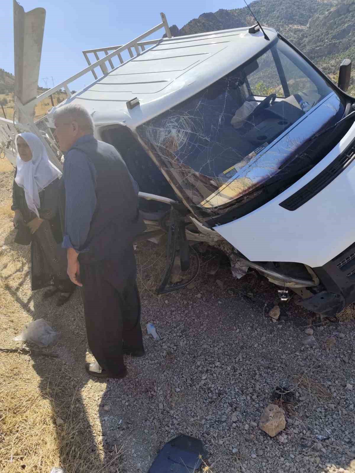 Siirt’te hafif ticari araç ile kamyonet çarpıştı: 4 yaralı
