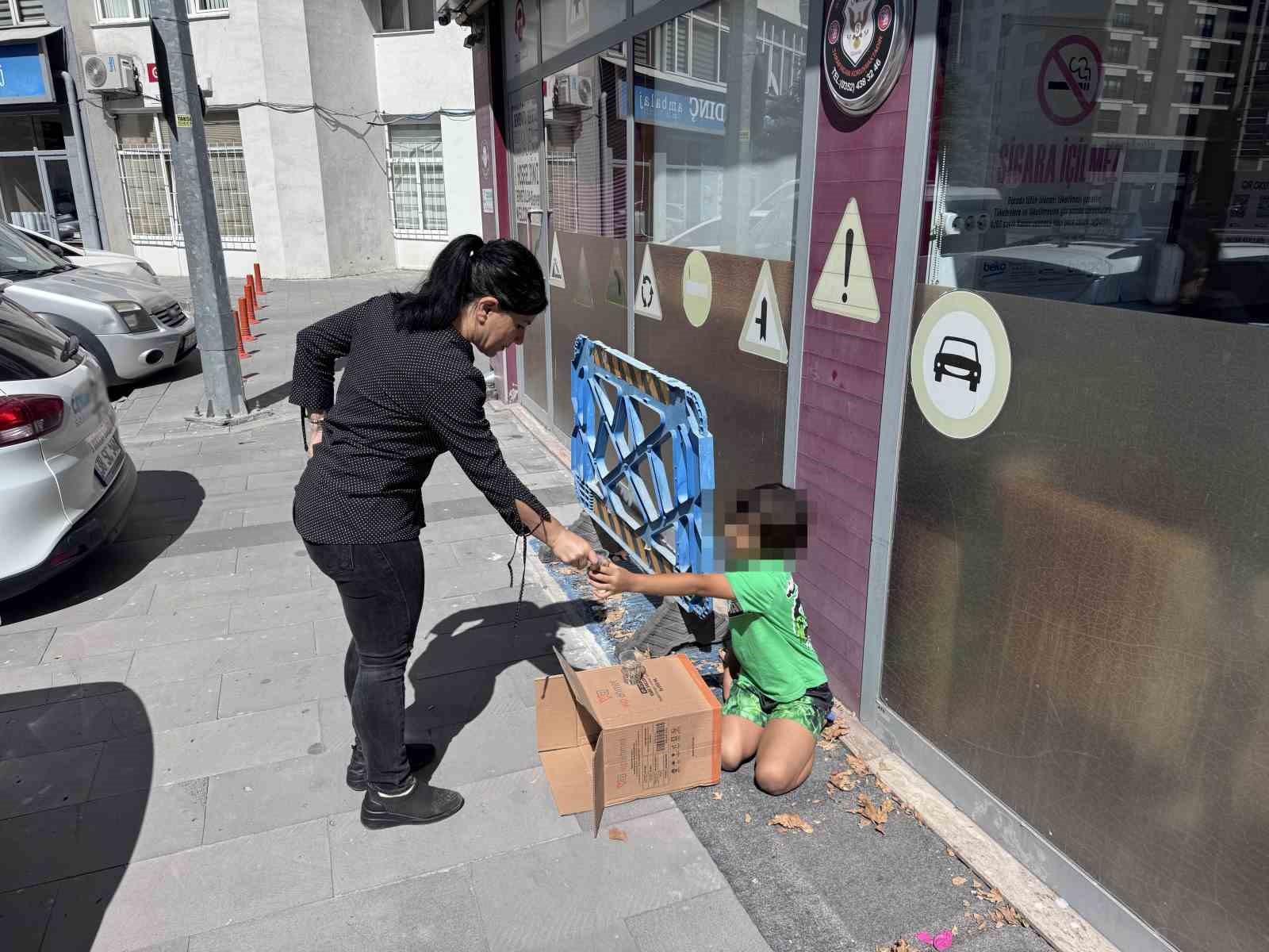 Çekirdek satan çocuğun tezgahındaki para ve eşyalarını alıp gittiler