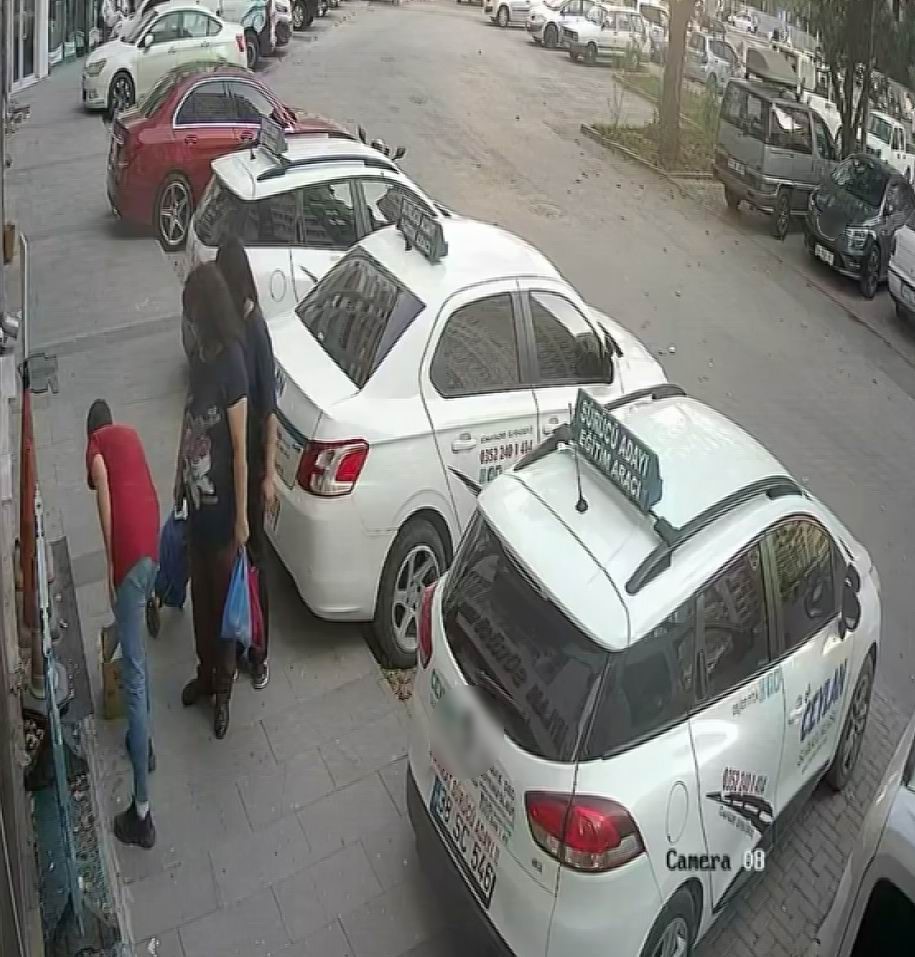 Çekirdek satan çocuğun tezgahındaki para ve eşyalarını alıp gittiler