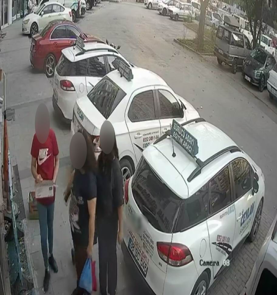Çekirdek satan çocuğun tezgahındaki para ve eşyalarını alıp gittiler