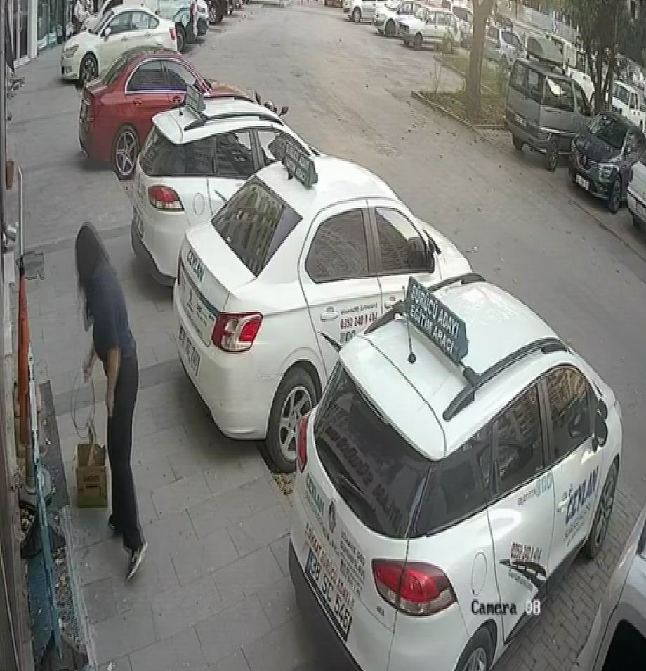 Çekirdek satan çocuğun tezgahındaki para ve eşyalarını alıp gittiler