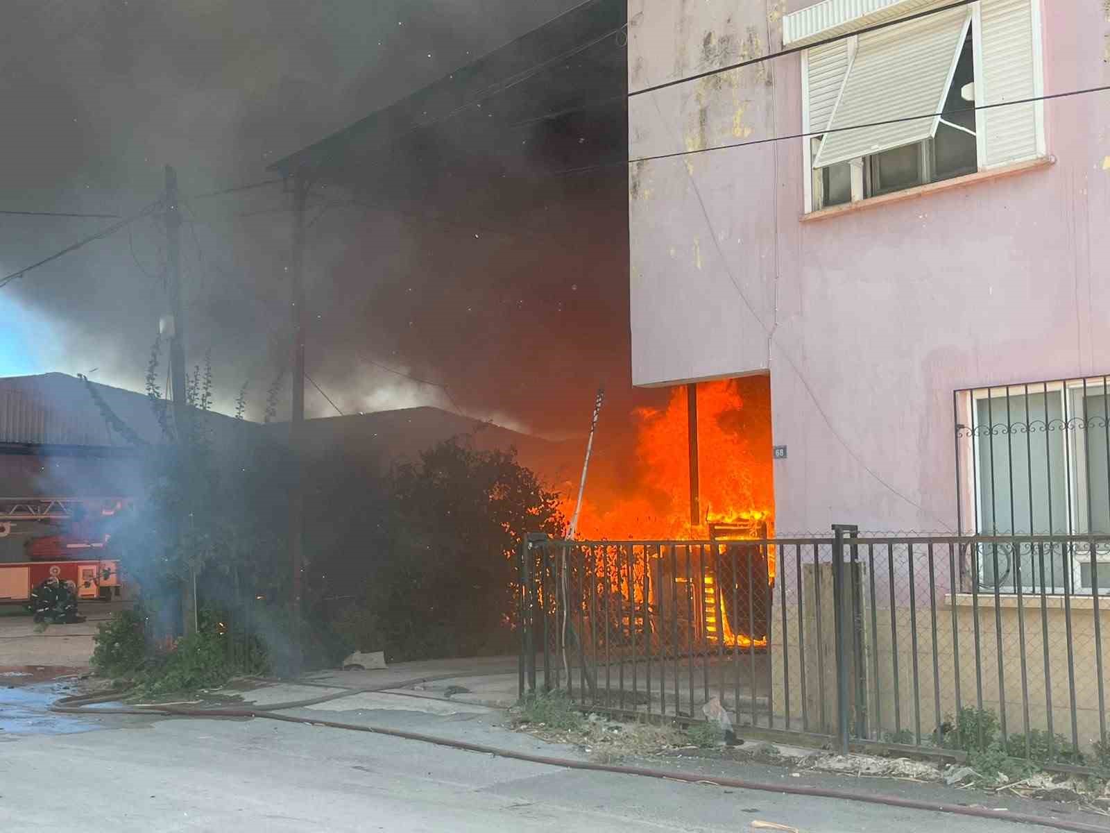 Antalya’da ev ve depo yangını