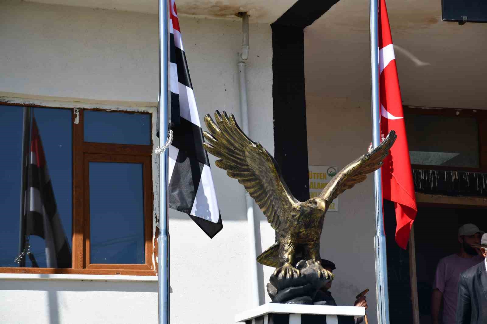 Beşiktaş Köyü’nde yapılan kartal heykeli, Serdal Adalı’nın katıldığı törenle açıldı