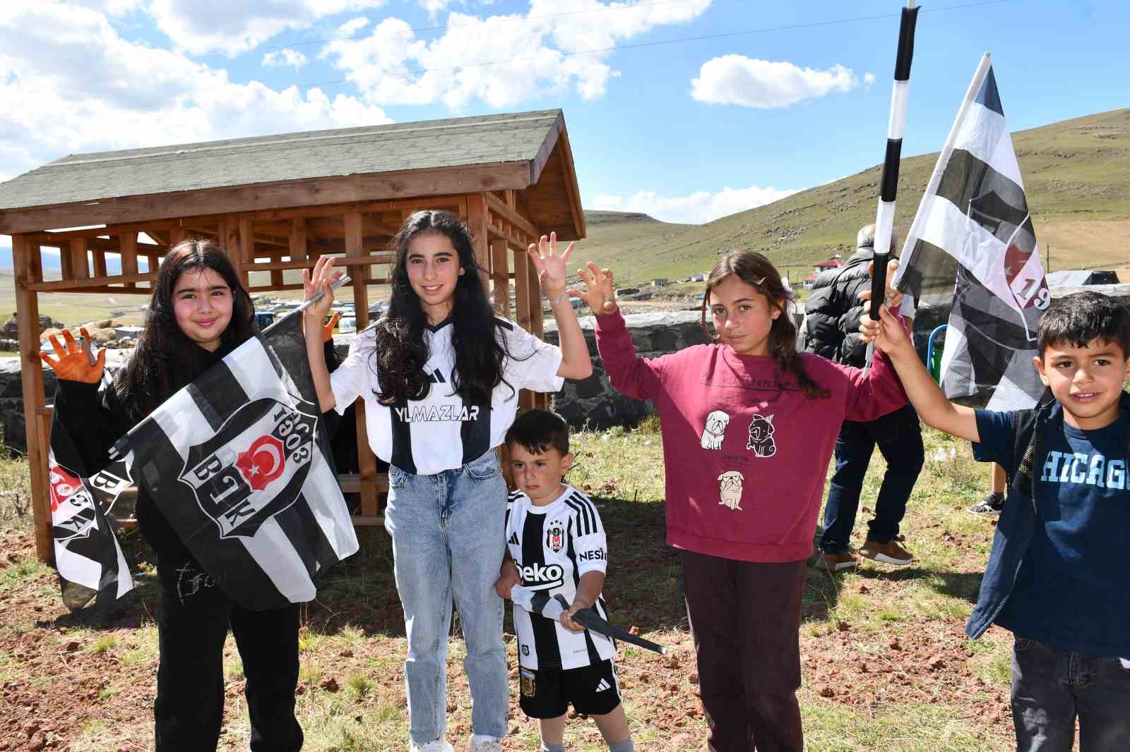 Beşiktaş Köyü’nde yapılan kartal heykeli, Serdal Adalı’nın katıldığı törenle açıldı